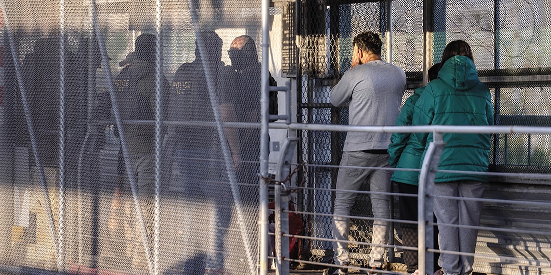 Un grupo de inmigrantes fue deportado por agentes del ICE a través del puente internacional McAllen-Hidalgo-Reynosa, Texas, el pasado 13 de marzo.