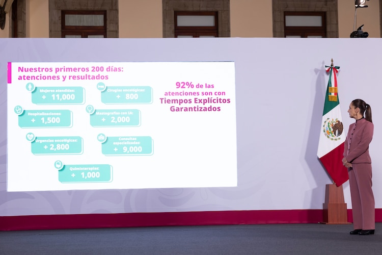 Claudia Sheinbaum Pardo encabeza la presentación del plan nacional para la atención integral del cáncer de mama durante la conferencia mañanera.