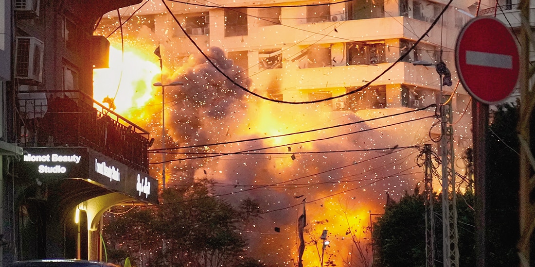 Una explosión se produce en un edificio tras un ataque israelí en el centro de Beirut, el miércoles.