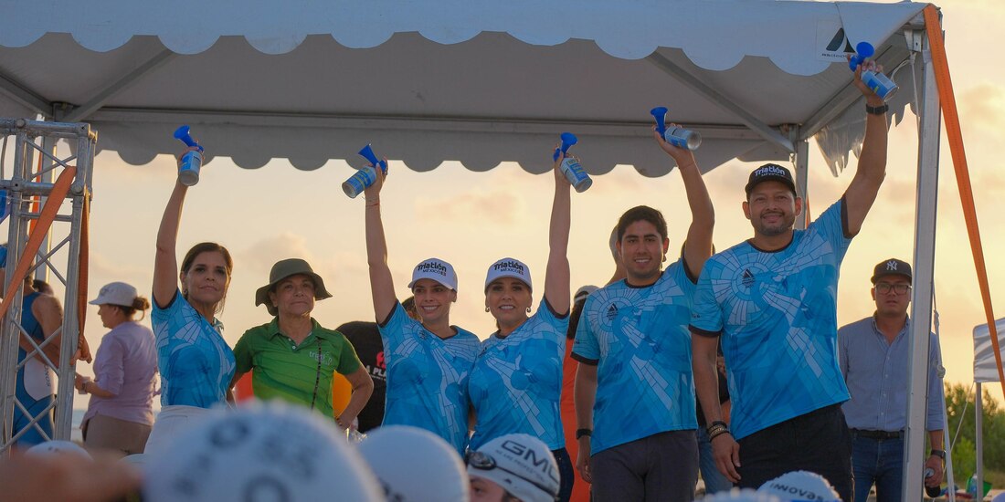 Mara Lezama y Ana Paty Peralta dan la bienvenida a atletas del Triatlón Astri Cancún 2025, en Playa Langosta.