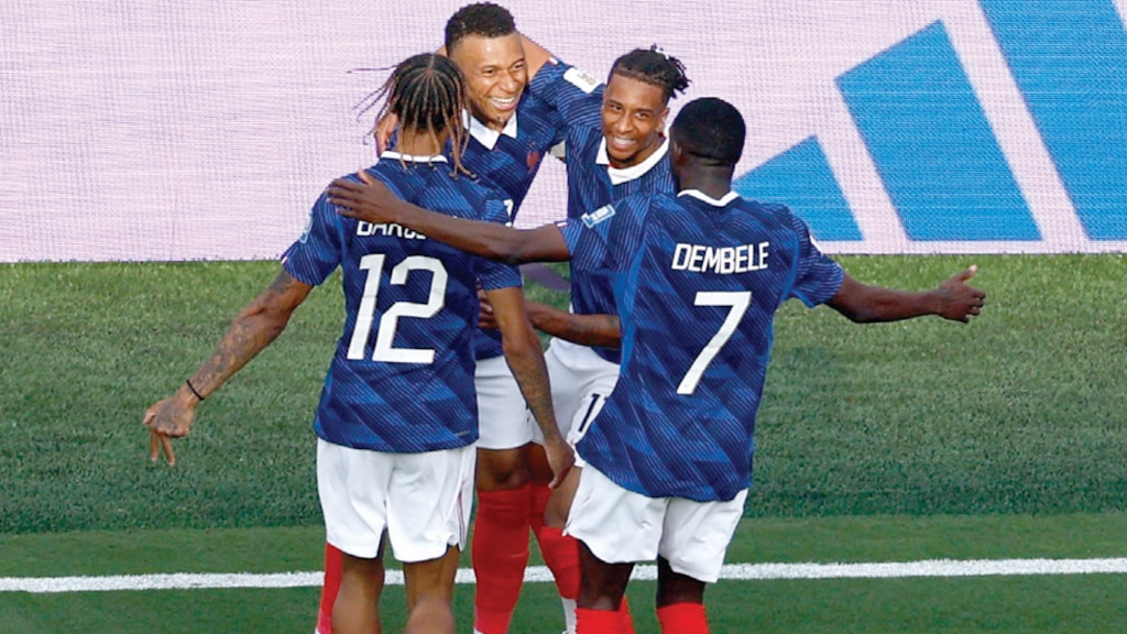 JUGADORES de Les Bleus celebran un gol
el 30 de junio
