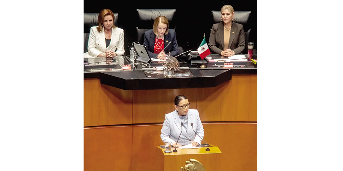 Al frente, Rosa Icela Rodríguez, titular de Segob, y, de fondo, la presidenta del Senado, Laura Itzel Castillo (c.), flanqueada por Verónica Noemí Camino Farjat (der.) e Imelda Sanmiguel Sánchez.