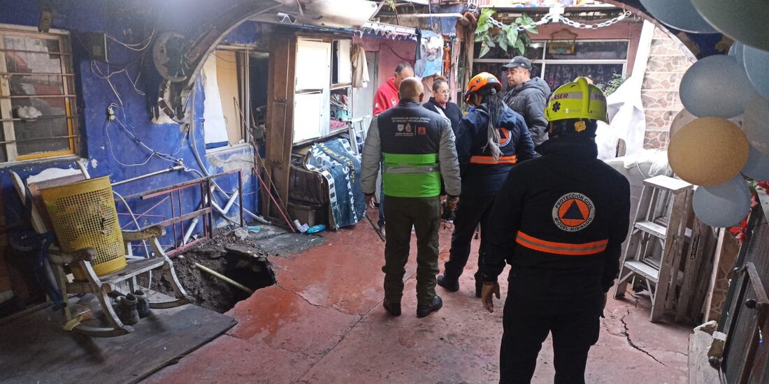 Socavón en alcaldía Miguel Hidalgo pone en riesgo a otros inmuebles.