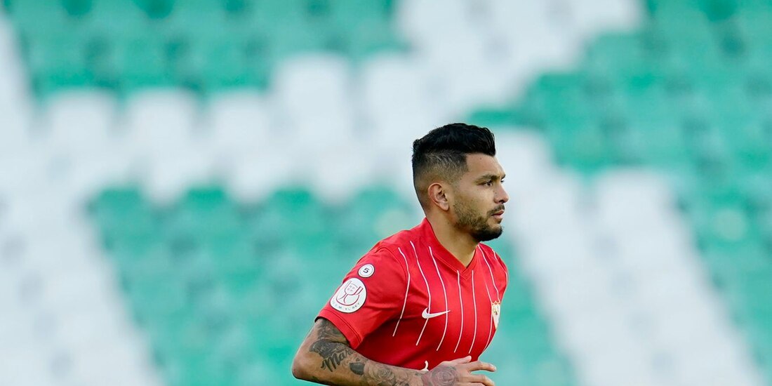 Tecatito Corona debutó con el Sevilla