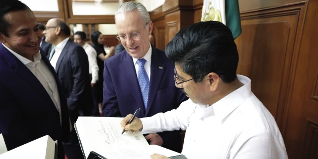 El ministro presidente, Hugo Aguilar (der.), con José Medina, presidente del CCE, ayer, en la firma del acuerdo.