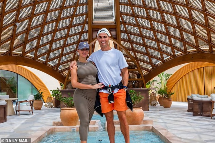 Cristiano Ronaldo adquirió una lujosa villa privada en medio del Mar Rojo.