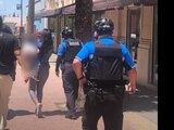 Policías se llevan detenida a mujer que se llevaba cuadernos de una tienda sin pagarlos, y aseguraron a su hijo