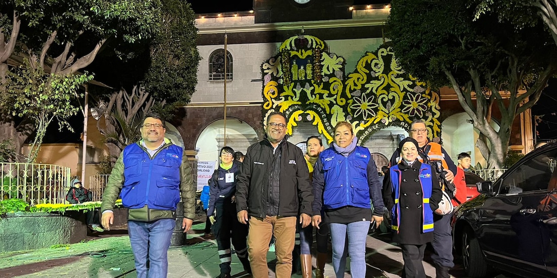 Elementos de seguridad patrullando el Mercado Pescaditos en Pedregal de Santa Úrsula durante la jornada de Reyes.