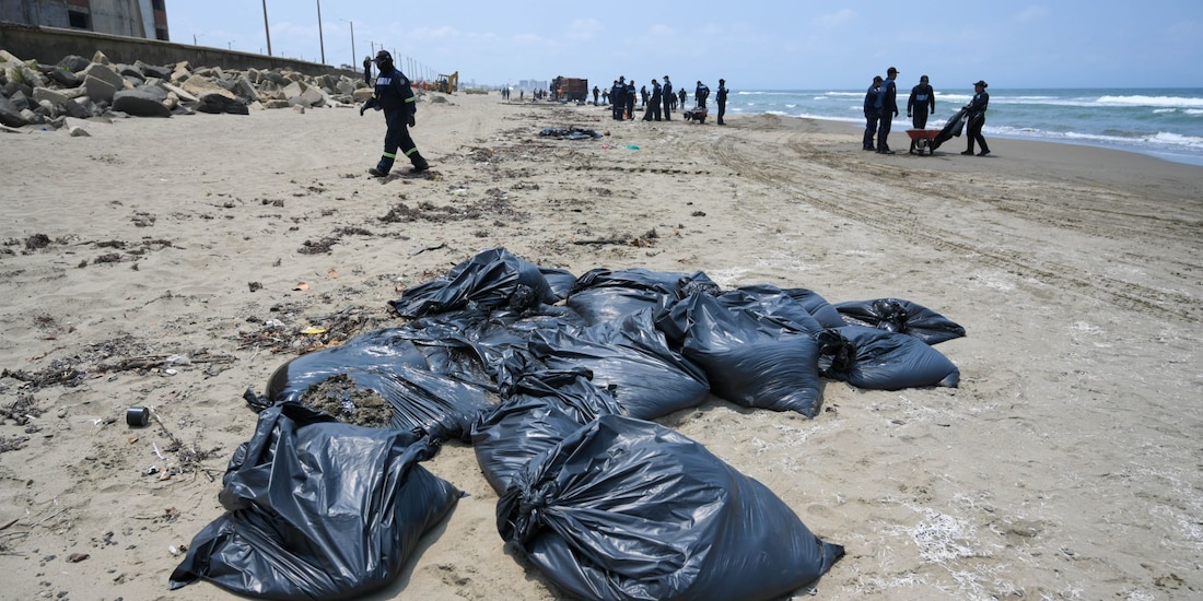 Labores de limpieza en playas de Veracruz en imagen de archivo