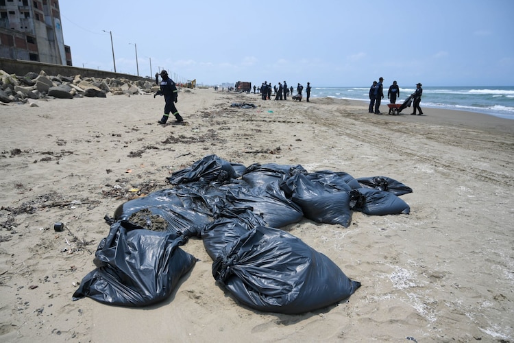 Labores de limpieza en playas de Veracruz en imagen de archivo