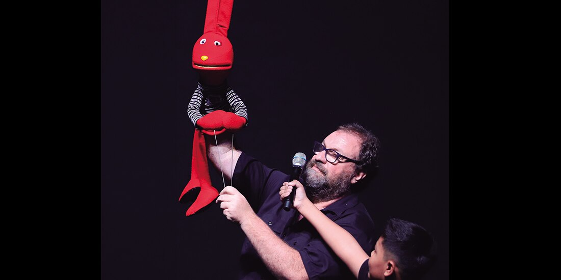 Álvaro Díaz, con un títere de Juan Carlos Bodoque, ayer en el CCU.