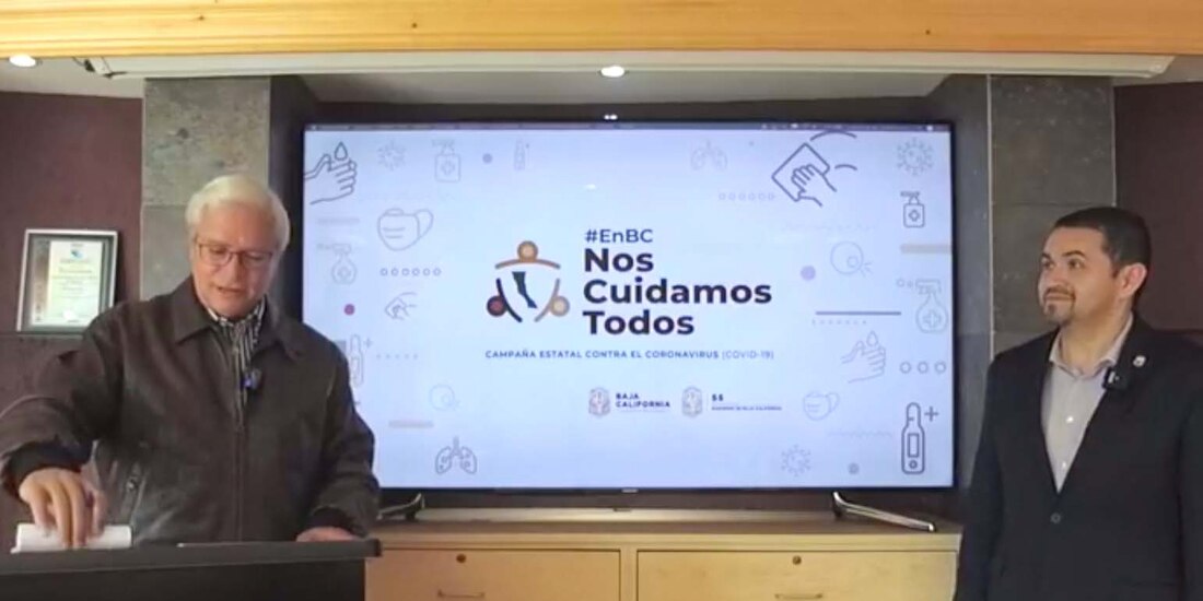 Alonso Pérez (der.), secretario de Salud, presenta actualización de cifras de COVID-19 ante el gobernador Jaime Bonilla.