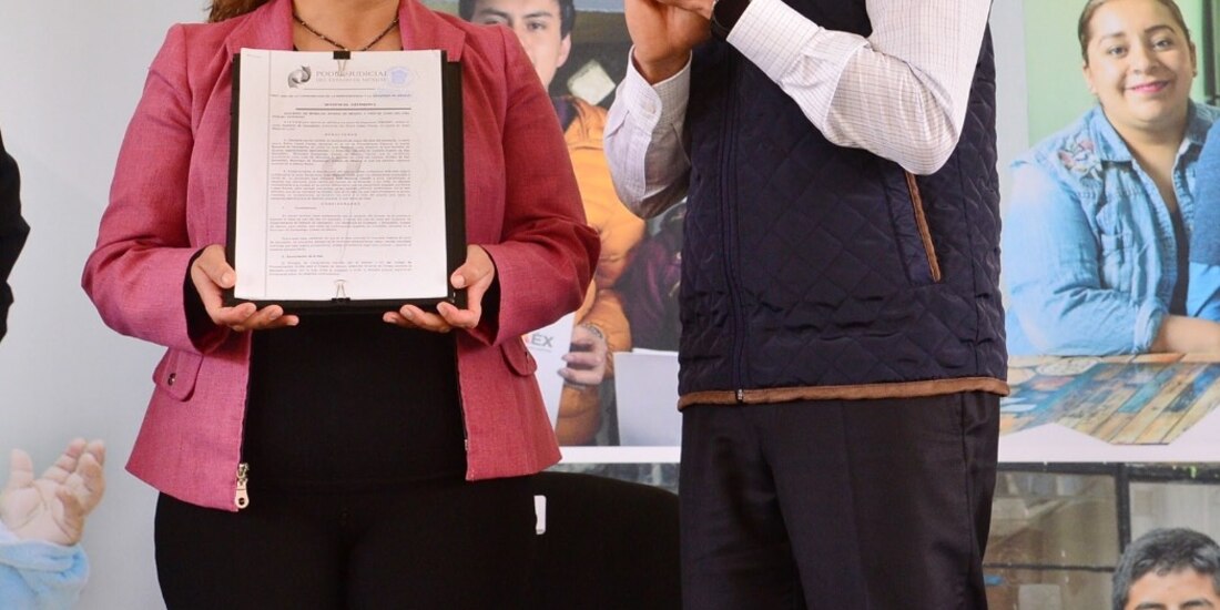 Alfredo del Mazo y una mexiquense beneficiada.