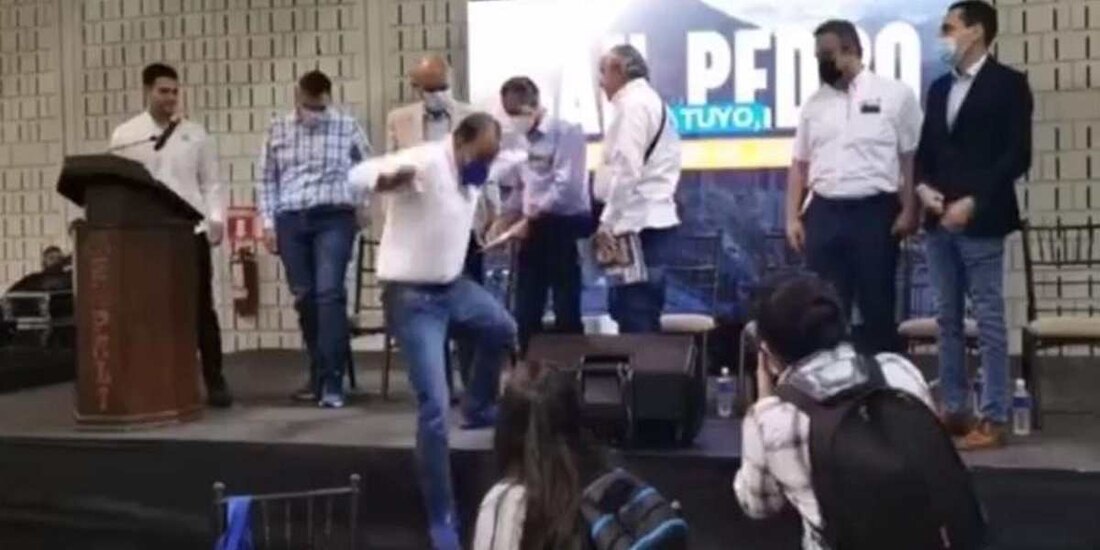 Marko Cortés, dirigente nacional del PAN, cayó de una tarima en Nuevo León.