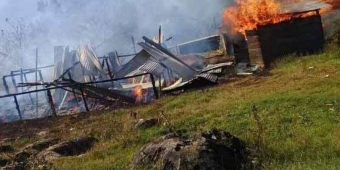Esta mañana sujetos armados irrumpieron en la comunidad El Bosque y prendieron fuego a las viviendas.