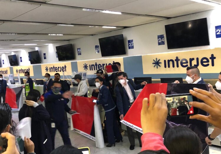 Trabajadores de Interjet inician huelga.
