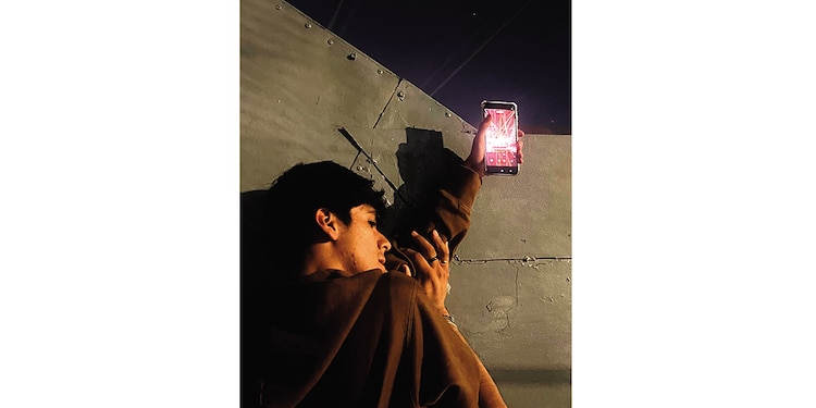 Fanáticos del intérprete,
durante uno de sus conciertos disfrutando del show desde el puente.