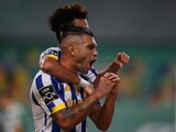 "Tecatito" Corona festeja su segundo gol con el Porto en la campaña.