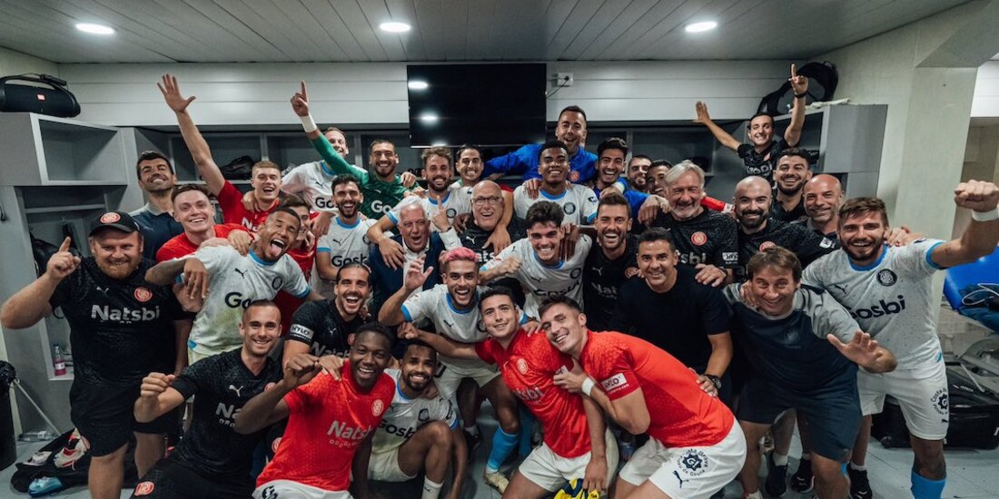 Jugadores del Girona celebran el triunfo en el vestidor, ayer.