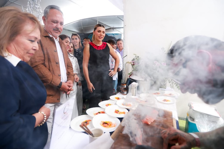 Marina del Pilar Avila Olmeda encabeza el reconocimiento a las familias pesqueras en Ensenada.