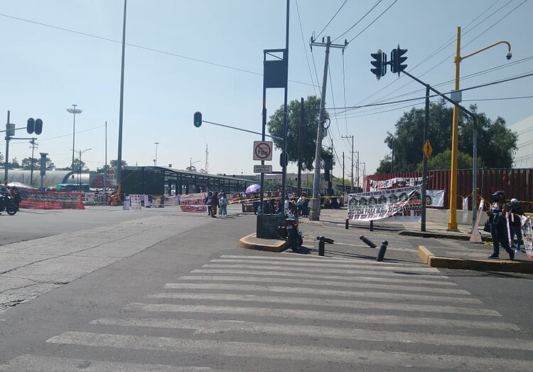La avenida Eduardo Molina se mantiene bloqueada a la altura de San Lázaro.