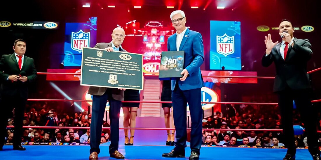 NFL México celebra 90 aniversario del CMLL con placa conmemorativa