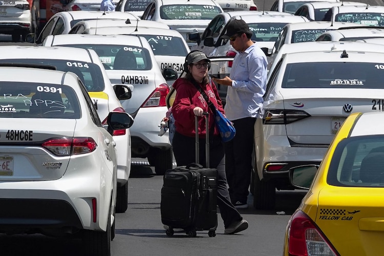 Usuarios del AICM tuvieron que recorrer grandes distancias a pie debido a los bloqueos