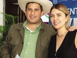 Carlos Manzo, edil de Uruapan, con Yesenia “N“, su secretaria particular.