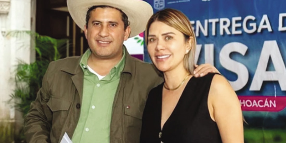 Carlos Manzo, edil de Uruapan, con Yesenia “N“, entonces secretaria particular, en imagen de archivo.