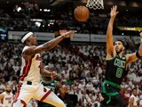 El alero de los Boston Celtics, Jayson Tatum (0), intenta bloquear al alero del Miami Heat, Jimmy Butler (22), durante el Juego 3 de las finales de la Conferencia Este de los playoffs de la NBA