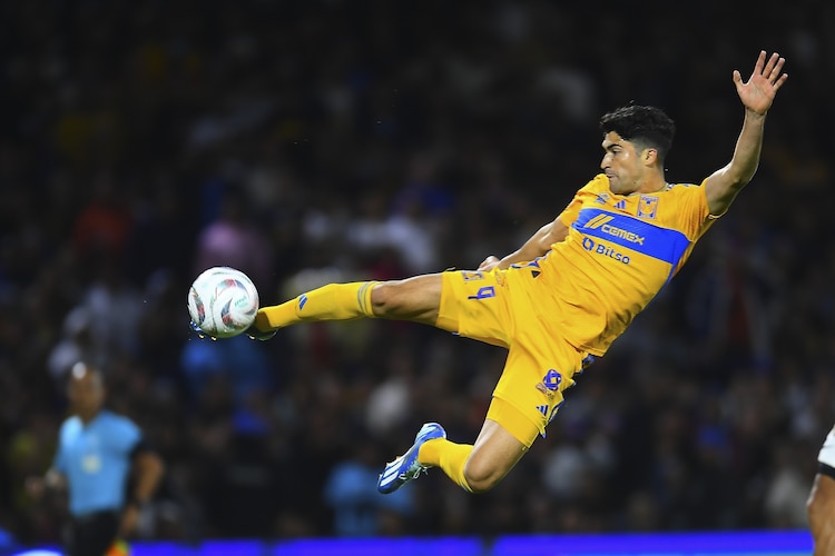 Nicolás Ibáñez en un partido con los Tigres