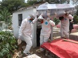 Trabajadores de un cementerio en Iztapalapa se alistan para una sepultura.