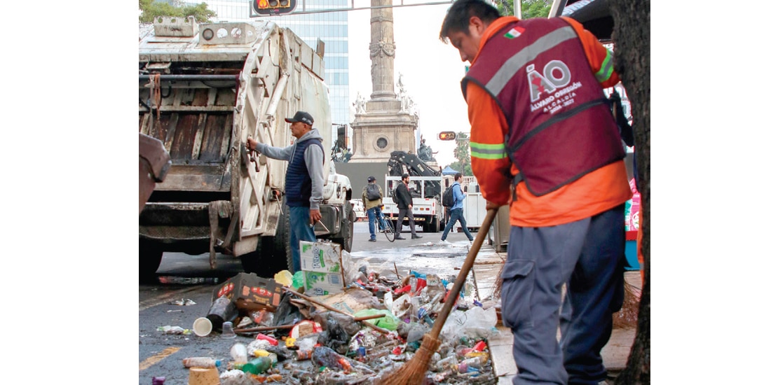 Un barrendero recoge la basura tras la celebración del miércoles en Reforma.