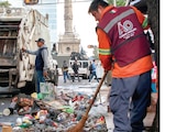 Un barrendero recoge la basura tras la celebración del miércoles en Reforma.