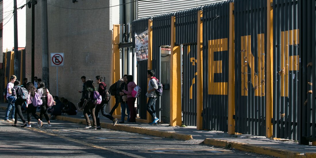 Desalojan Prepa 6, por fuga de gas