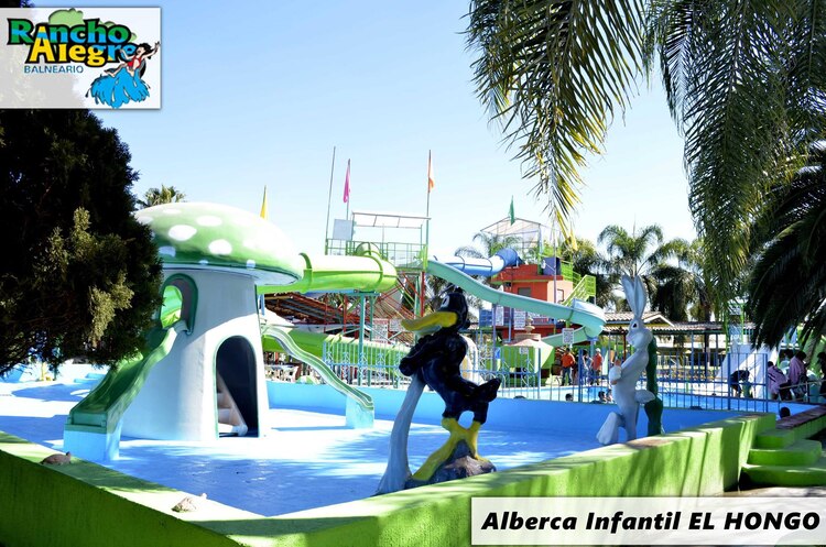 Alberca infantil 'El hongo' al interior del balneario Rancho Alegre