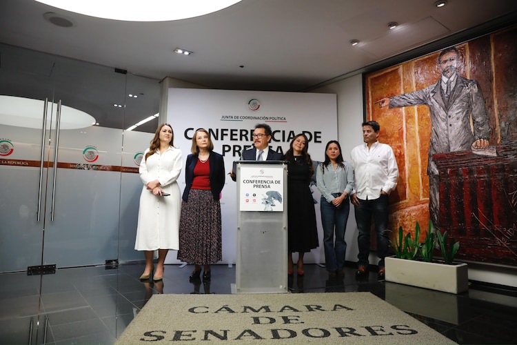Ignacio Mier, al centro; a la izquierda, la presidenta del Senado, Laura Itzel Castillo Juárez.