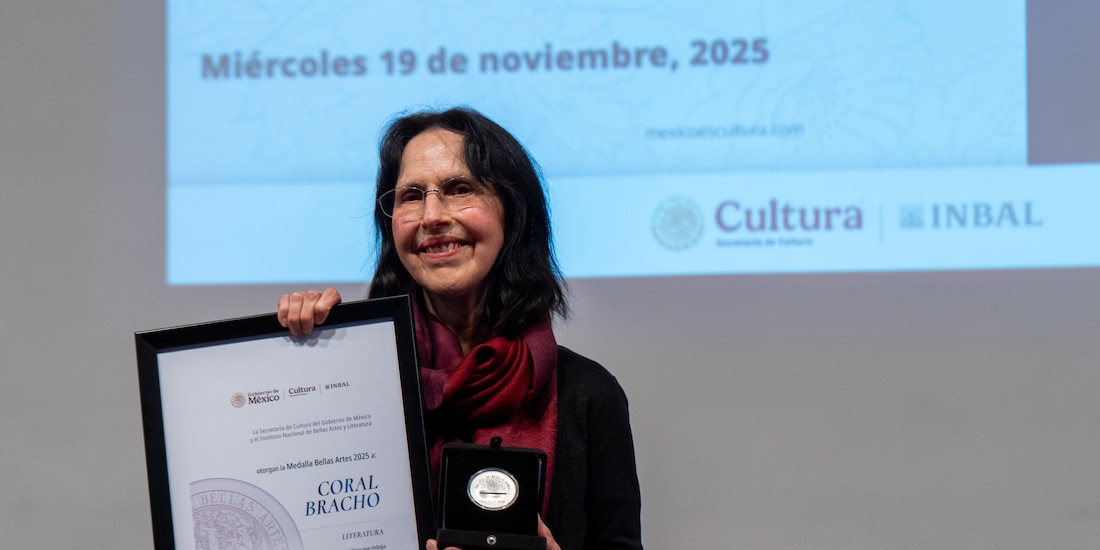 Coral Bracho recibiendo ayer la medalla Bellas Artes de Literatura