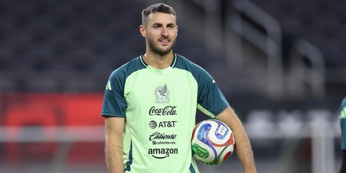 Santiago Giménez en un entrenamiento de la Selección Mexicana