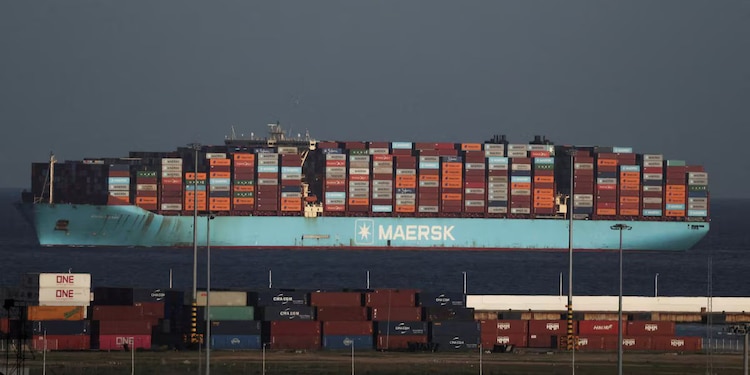 Contenedores de transporte marítimo a bordo de un buque de Maersk que llega al puerto de Algeciras