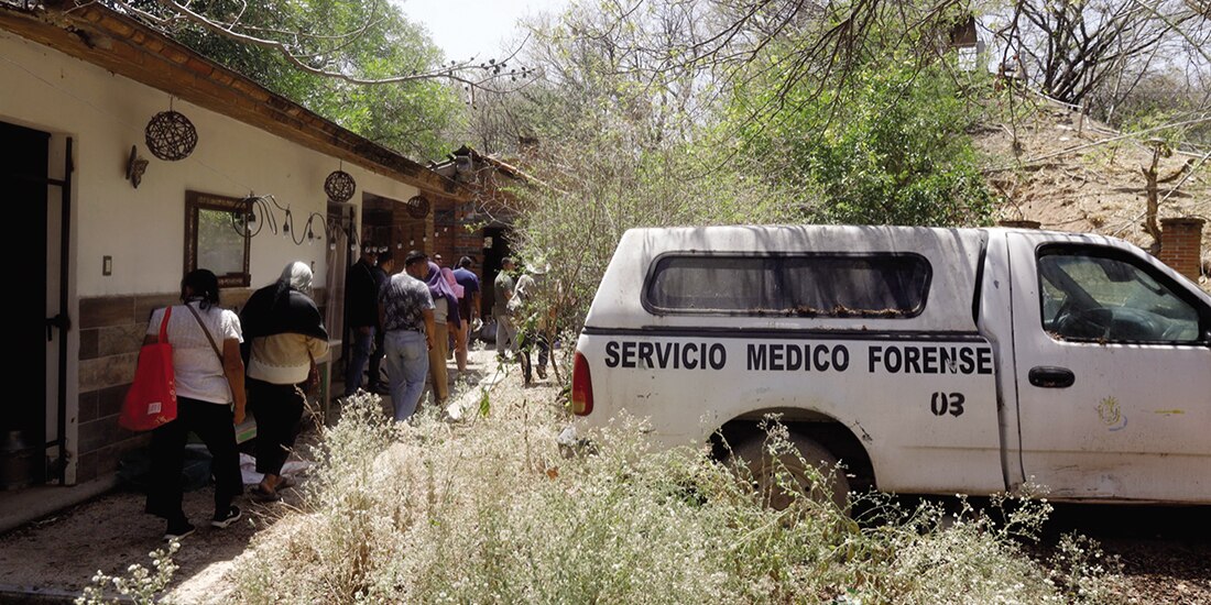 Familias de los normalistas ingresan en la funeraria Ángel, ubicada en Iguala, Guerrero, el 20 de marzo del 2026