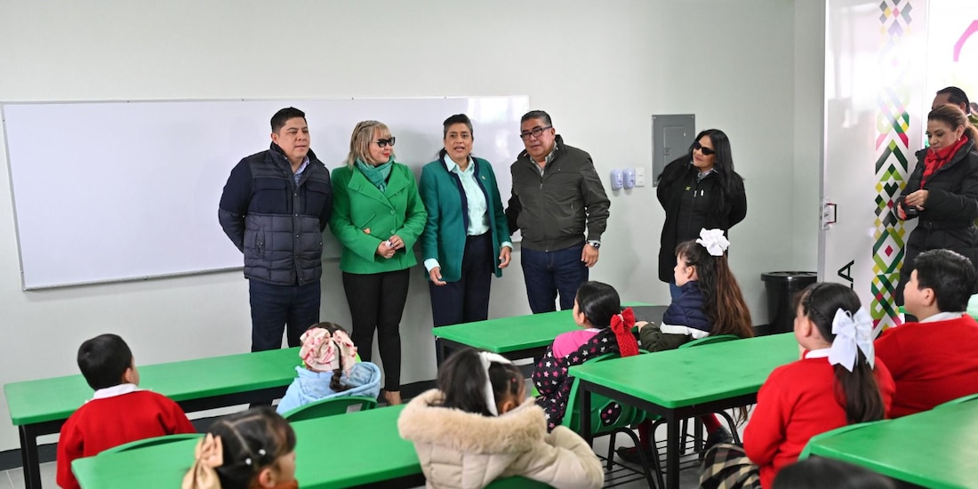 Ricardo Gallardo en un plantel educativo en la entidad.