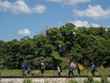 Migrantes hondureños entrando a territorio mexicano desde la frontera con Guatemala, ayer.