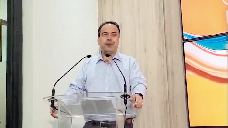 El alcalde de Hermosillo, Antonio Aztiazarán, en conferencia de prensa, ayer.