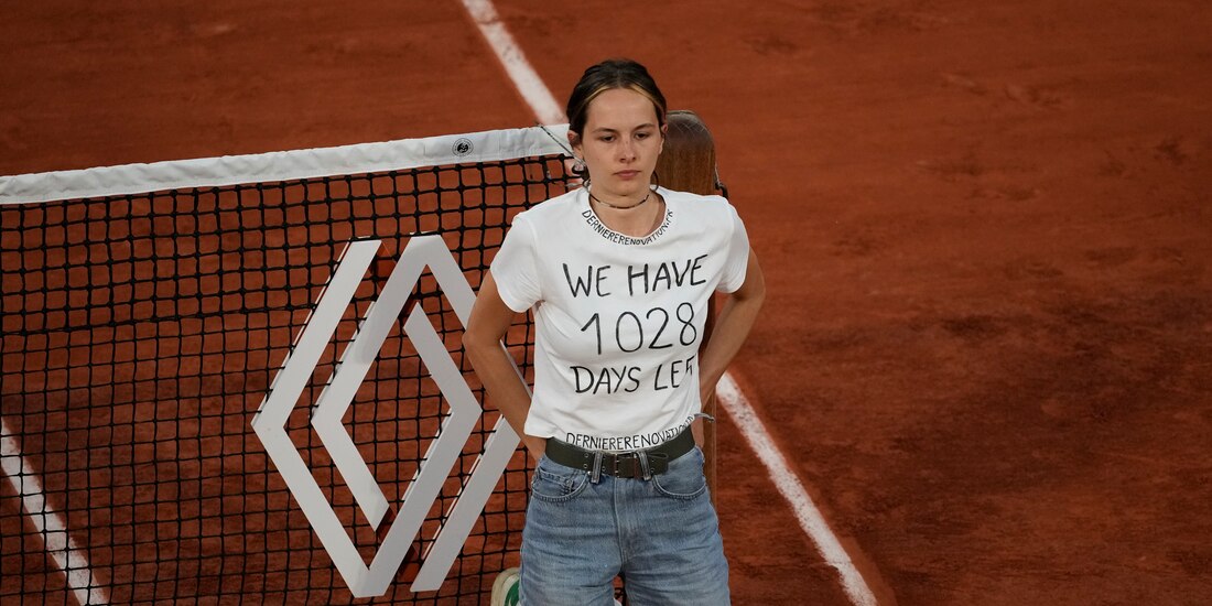 Activista protesta en Roland Garros.