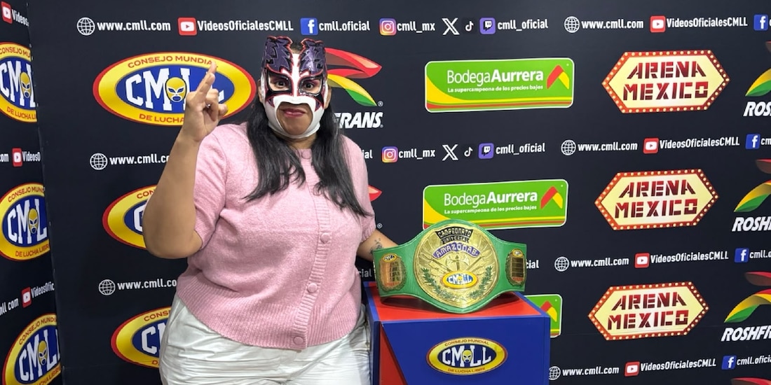 Skadi posa con el Campeonato Universal de Amazonas 2026 del CMLL