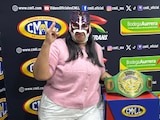 Skadi posa con el Campeonato Universal de Amazonas 2026 del CMLL