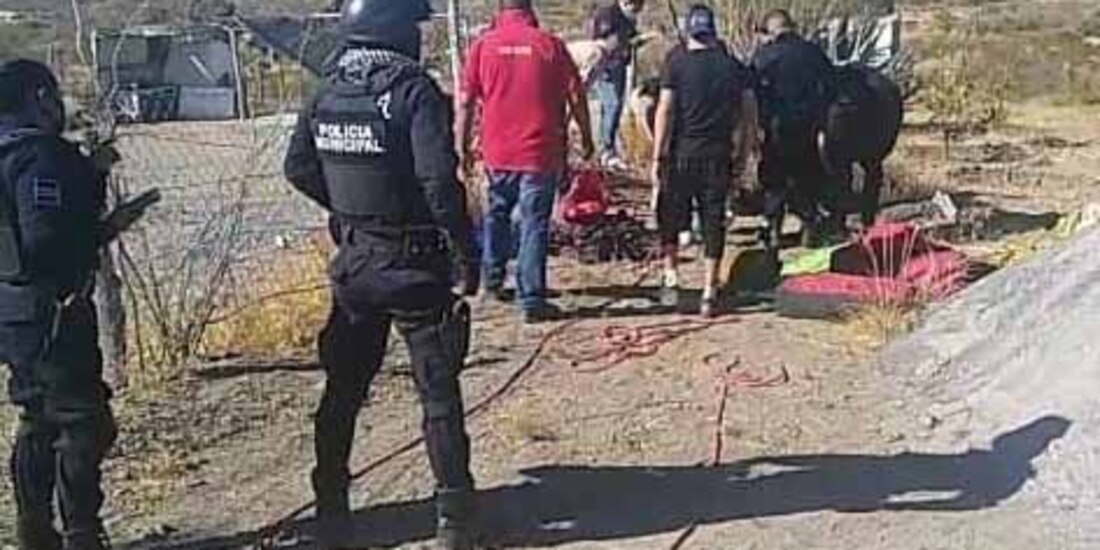 Rescatistas y bomberos realizan maniobras para sacar al menor del pozo.