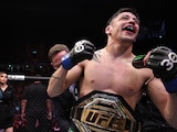 Brandon Moreno festeja tras ganar por segunda vez el campeonato de peso mosca de UFC.