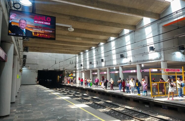 En el metro de la CDMX también se detectó propaganda a favor del Presidente.